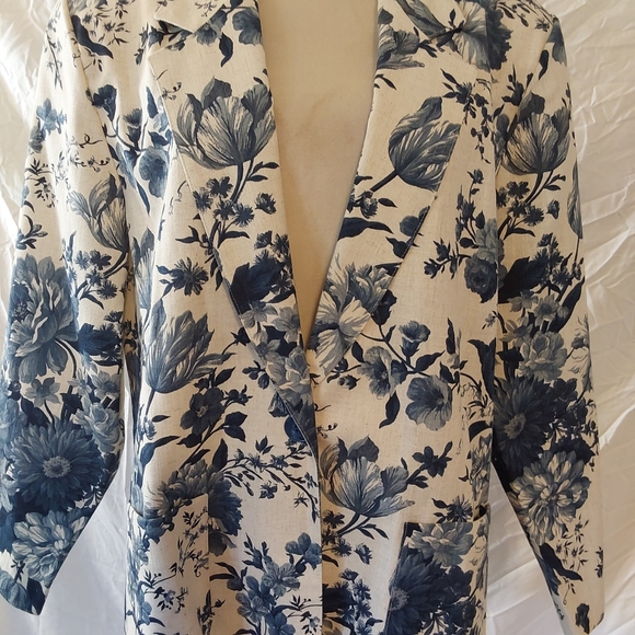 Vintage Southern Lady Blue Floral and Cream Jacket Size 18 - Picture 2 of 6
